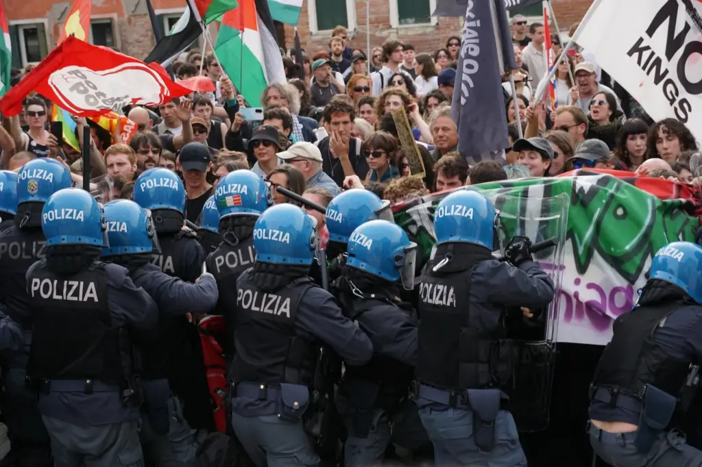 The Spain Pavilion at the Venice Biennale suspends its opening due to a strike against Israel