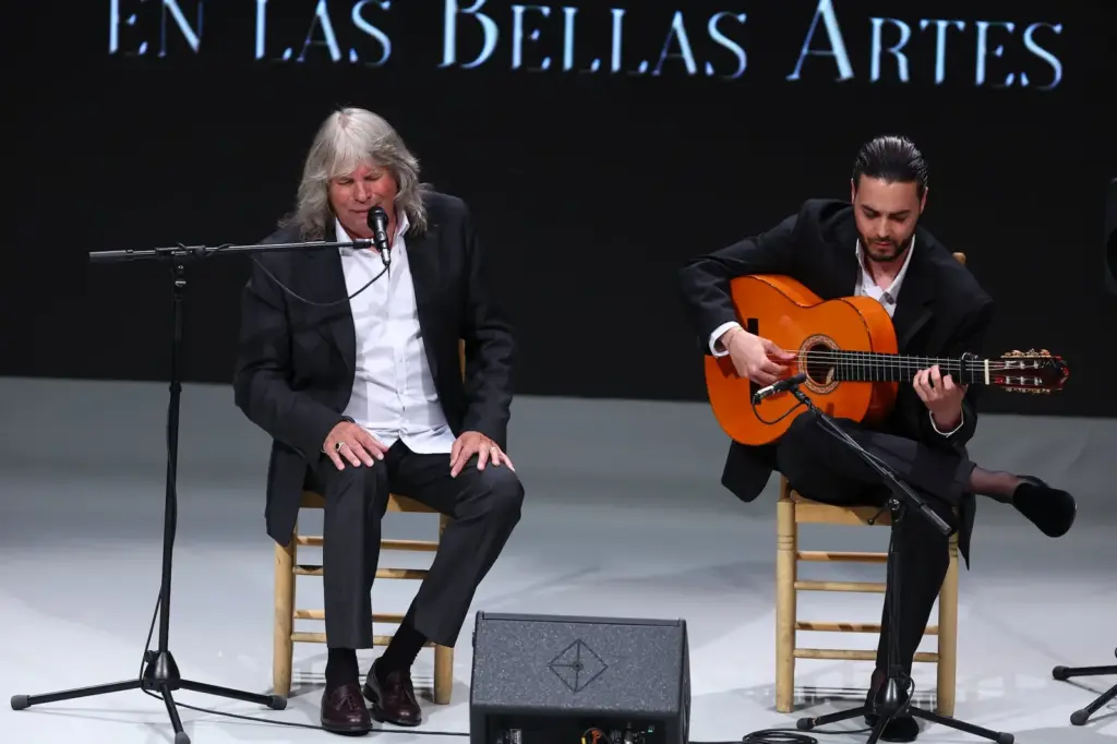 Eva Hache remembers Robe Iniesta and jokes with the King after receiving the Medal of Fine Arts: “Felipe, I have some princess jokes”