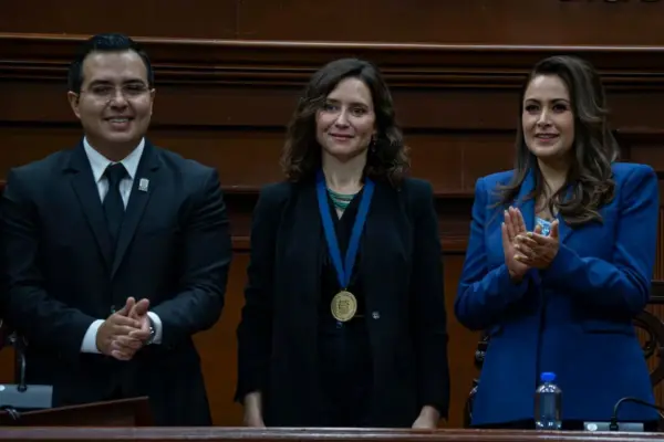 A plenary session in the Madrid Assembly with the great absence of Ayuso, traveling in Mexico and at odds with Claudia Sheinbaum