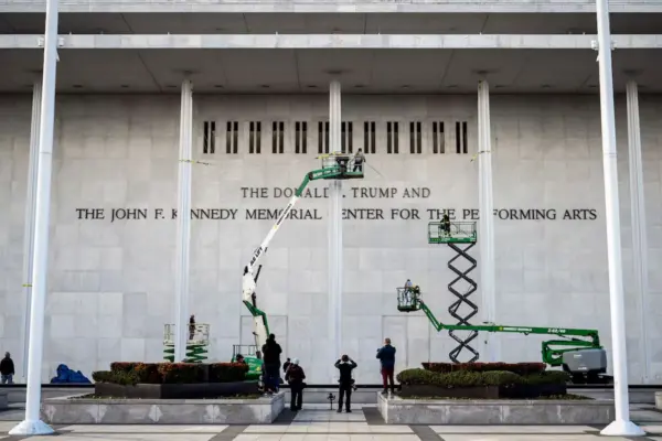 Un juez ordena retirar el nombre de Trump del Kennedy Center, el gran centro artístico de Washington