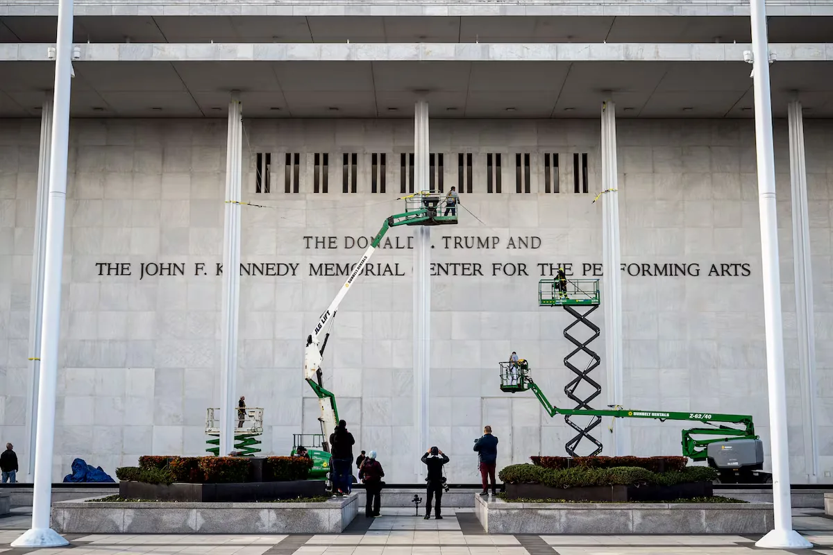 Un juez ordena retirar el nombre de Trump del Kennedy Center, el gran centro artístico de Washington