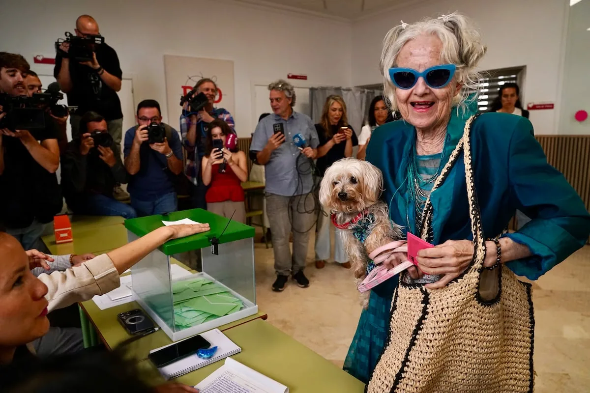 Good weather, beaches, and communions on the day of the Andalusian elections