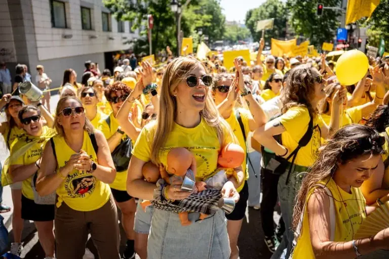 Early childhood educators take to the streets of Madrid for their labor dignity: "They talk a lot about mental health and have us overwhelmed"