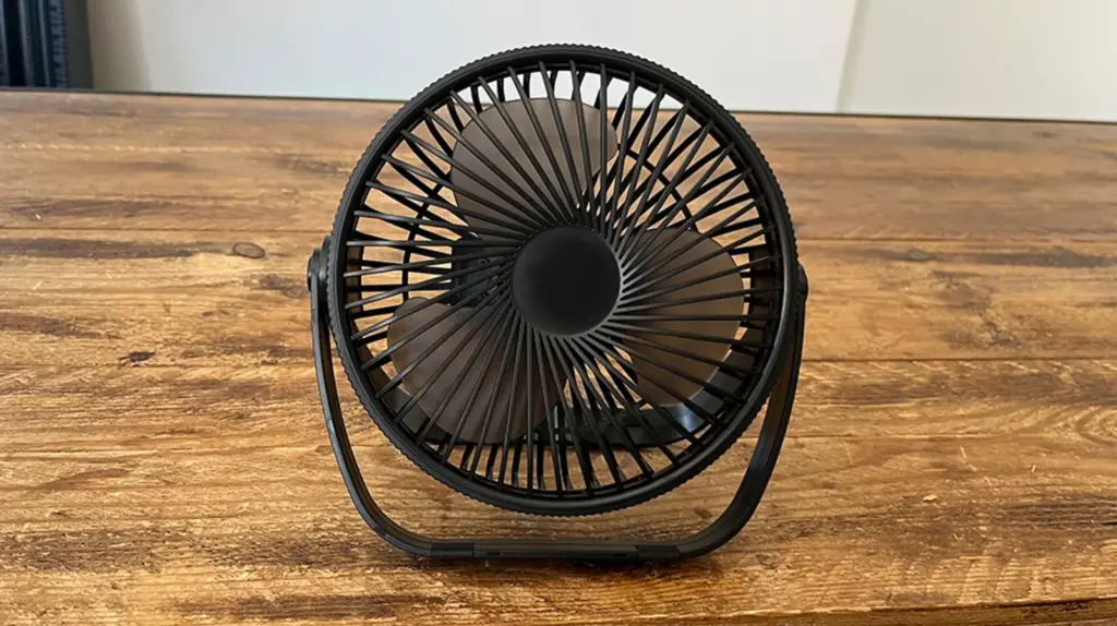 The Esvyit fan is quiet and incorporates an automatic oscillation function.