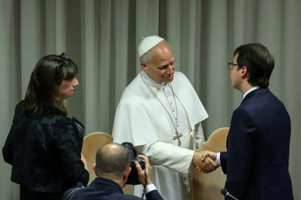 An expert monk, a festival with Karol G, and Vatican investments: this is how the Pope has come to say that "AI must be disarmed"