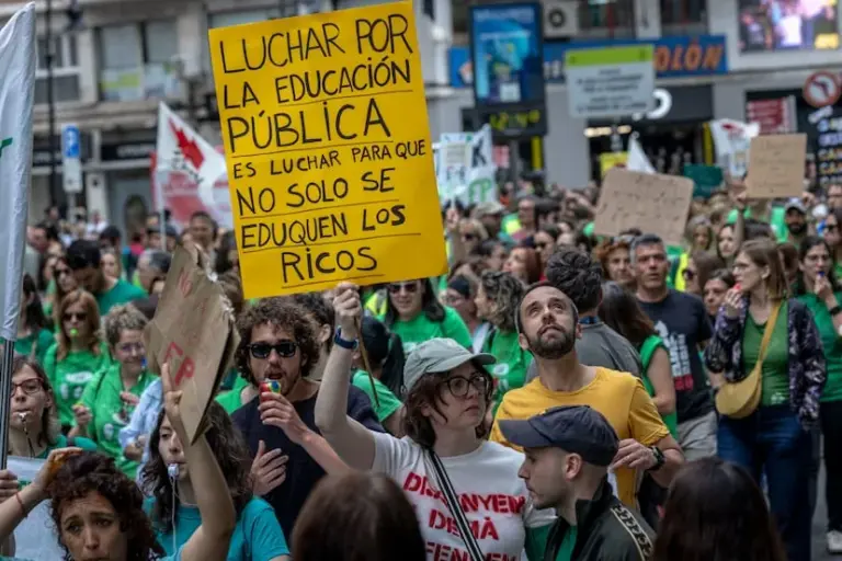 Teachers take the center of Valencia in a massive demonstration on their fifth day of strike