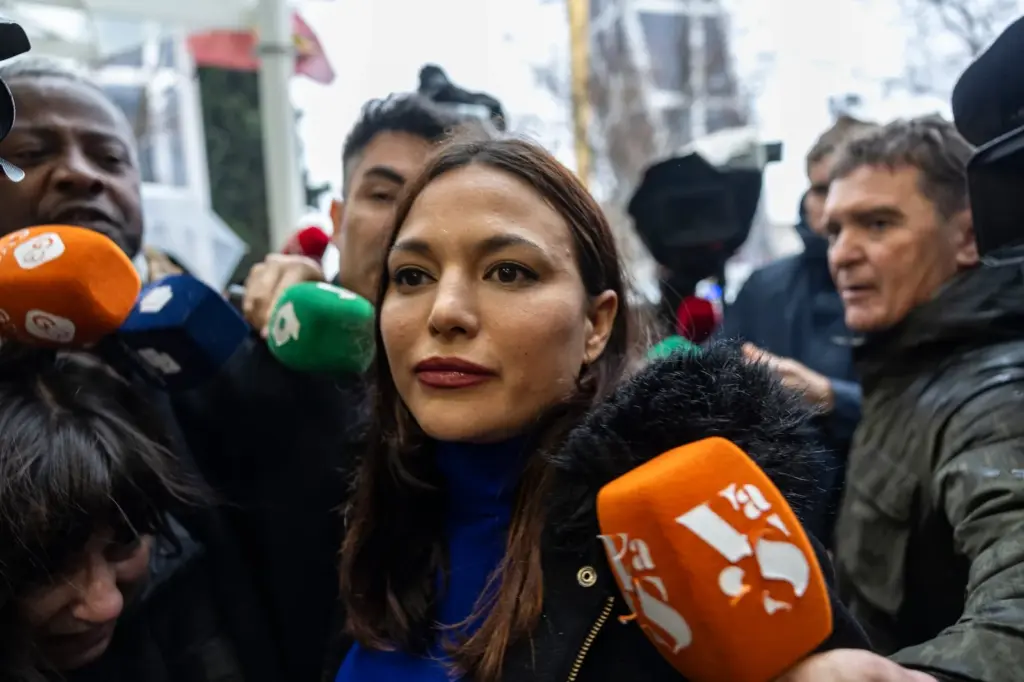 The judge warns Mouliaá that if she does not appear on June 15 for Errejón's complaint, she will be arrested for disobedience