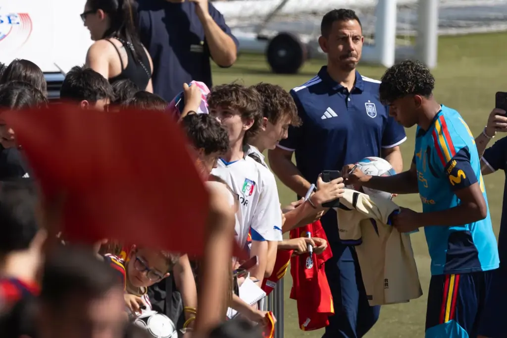 The Spanish team takes a mass bath in the first training session before the World Cup