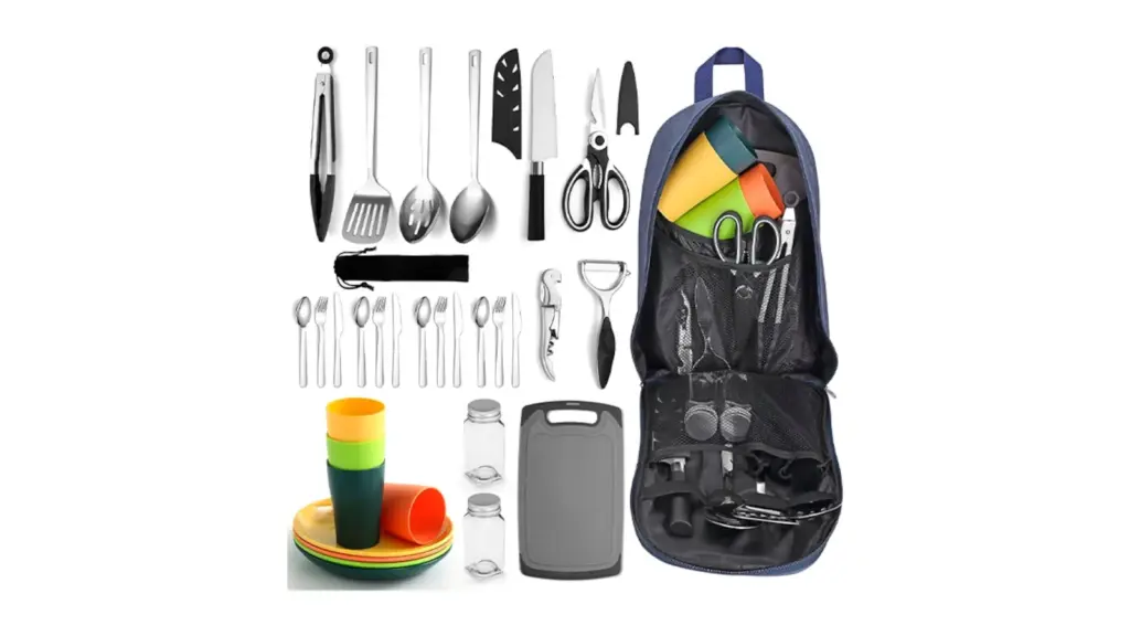 Set de utensilios de cocina sobre fondo blanco.