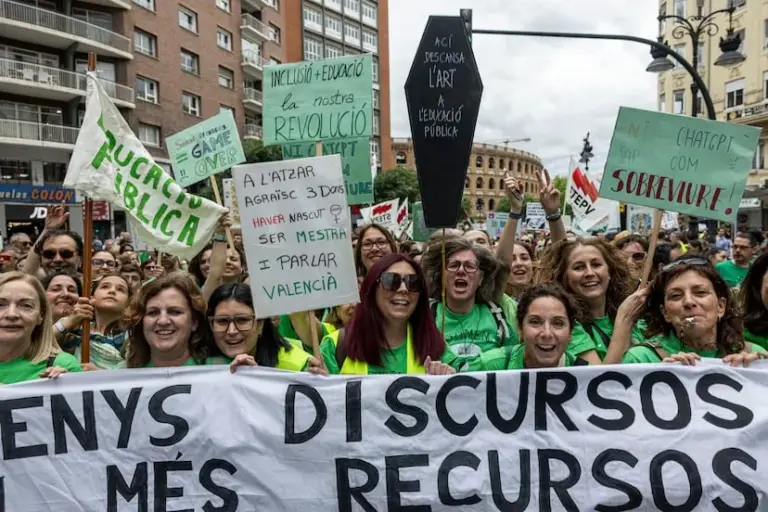 Teachers take the center of Valencia in a massive demonstration on their fifth day of strike