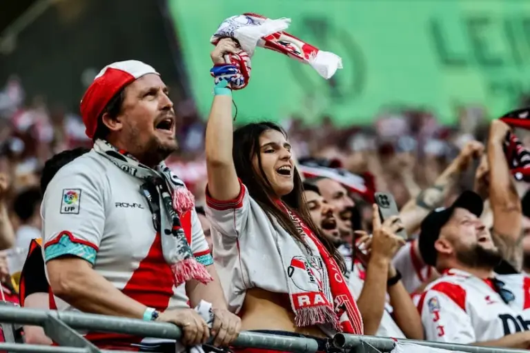 Y Vallecas convirtió el duelo en fiesta