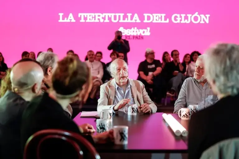 EL PAÍS jumps from the pages to the street