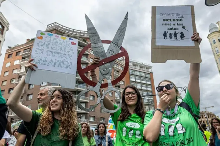 Teachers take the center of Valencia in a massive demonstration on their fifth day of strike