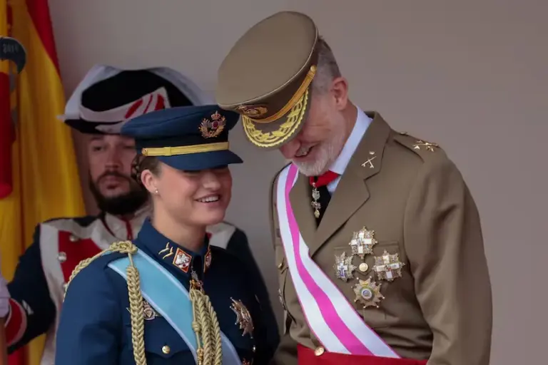 The King praises “the effort and brilliance” of Leonor de Borbón's military career