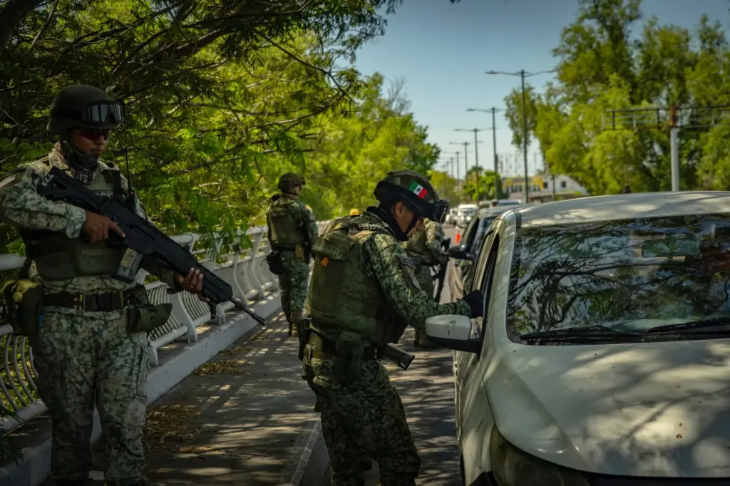 Elementos del ejército mexicano realizan un operativo de seguridad en un retén instalado en Culiacán, Sinaloa, el 1 de mayo de 2026
