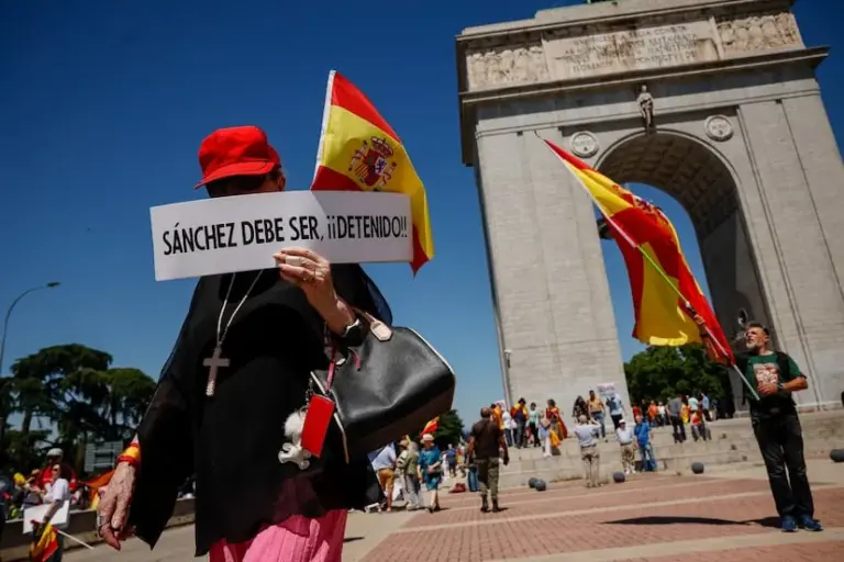 A march supported by the PP and Vox gathers thousands of people in Madrid against Sánchez's "corrupt government"
