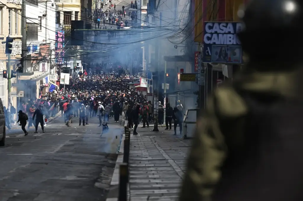 Protests intensify in Bolivia and those mobilized against Paz report one dead from gunfire