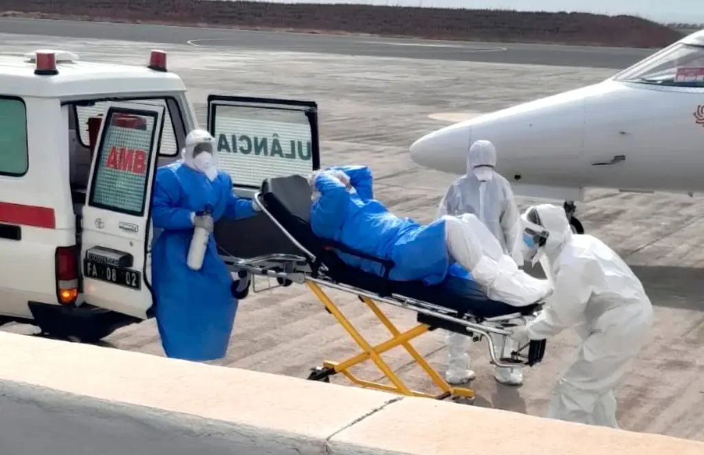 El crucero con los pasajeros confinados por hantavirus va rumbo a Canarias, mientras se pierde el rastro de otros 23
