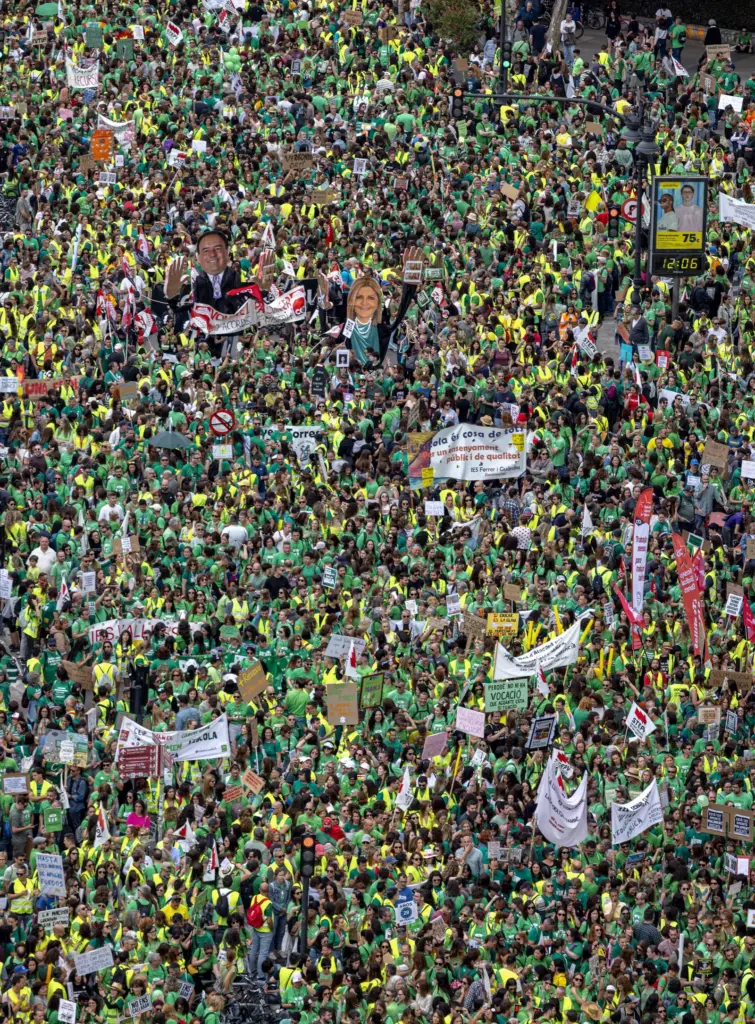 Teachers take the center of Valencia in a massive demonstration on their fifth day of strike