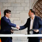 Illa and Junqueras sign the agreement for the Catalan Budgets to be in effect by summer