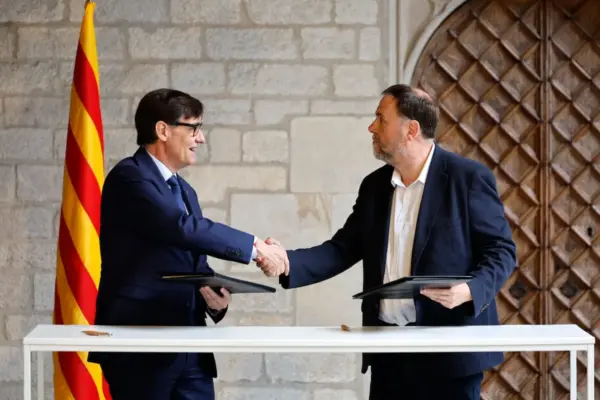 Illa and Junqueras sign the agreement for the Catalan Budgets to be in effect by summer