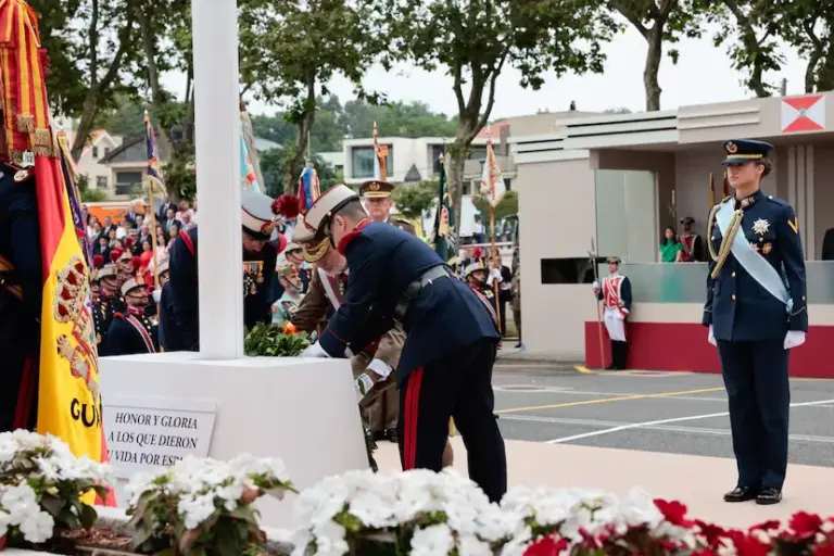 The King praises “the effort and brilliance” of Leonor de Borbón's military career