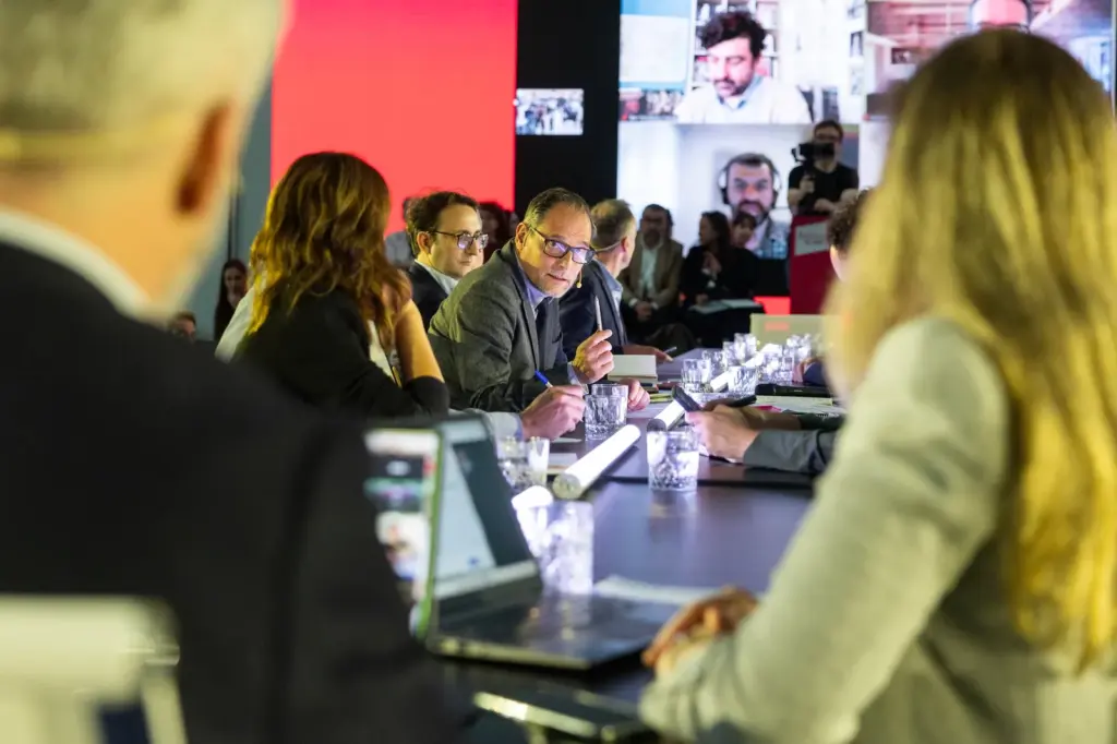 The behind the scenes of the good and bad news that EL PAÍS reports in a day