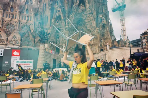 Teachers start a new week of strike by blocking the Sagrada Familia