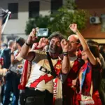 Hundreds of people celebrate in Vallecas their advancement to a European final