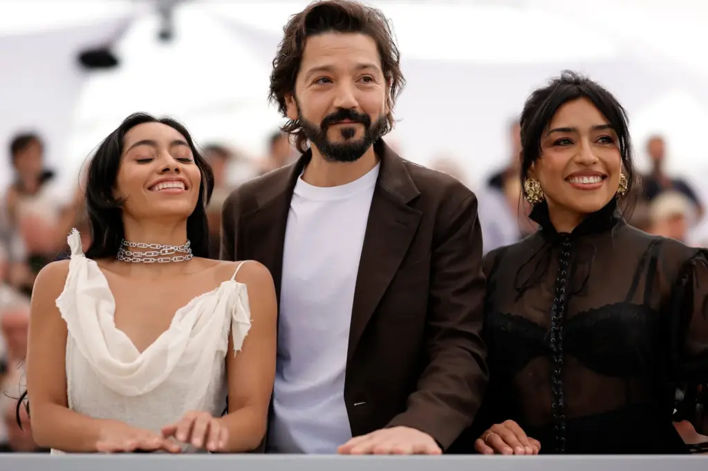 Diego Luna: “I make an effort to try not to listen to these messages of hate, so as not to waste my time on that”