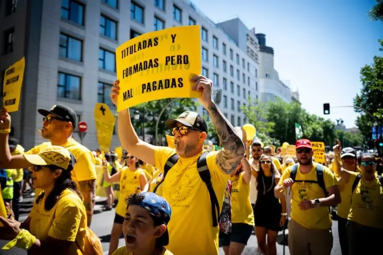 Early childhood educators take to the streets of Madrid for their labor dignity: "They talk a lot about mental health and have us overwhelmed"