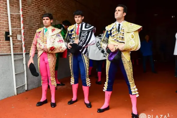 Who chooses the novice bullfighters in Las Ventas?