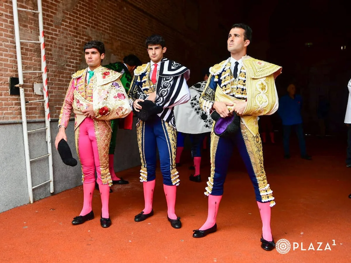 Who chooses the novice bullfighters in Las Ventas?