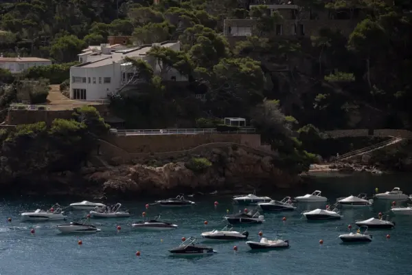 Relatives and friends of the young man drowned at a nautical club in Begur denounce judicial negligence