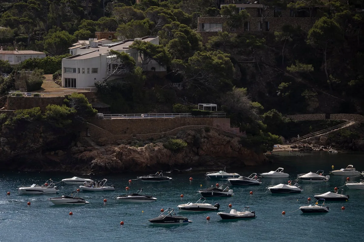 Relatives and friends of the young man drowned at a nautical club in Begur denounce judicial negligence