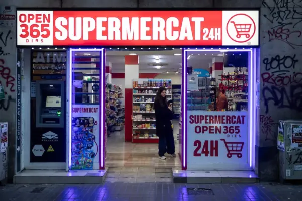 Barcelona suspends the granting of 24-hour supermarket licenses