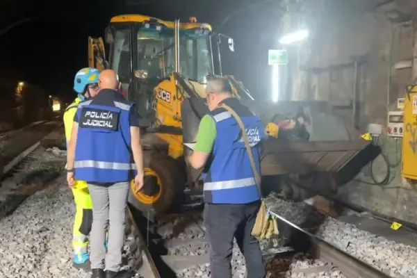 A worker dies after being hit by a backhoe in a Cercanías tunnel in Madrid