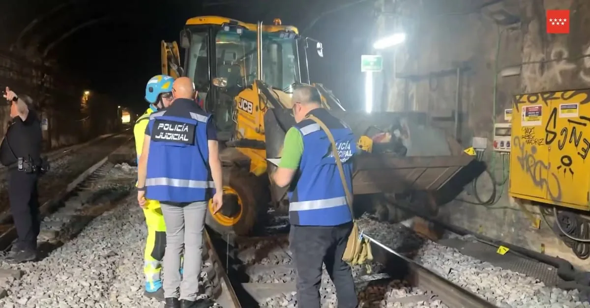 A worker dies after being hit by a backhoe in a Cercanías tunnel in Madrid