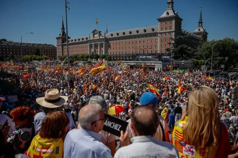 A march supported by the PP and Vox gathers thousands of people in Madrid against Sánchez's "corrupt government"