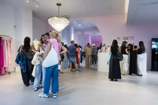 The "prom" phenomenon lands in Barcelona: hours-long lines for a graduation dress