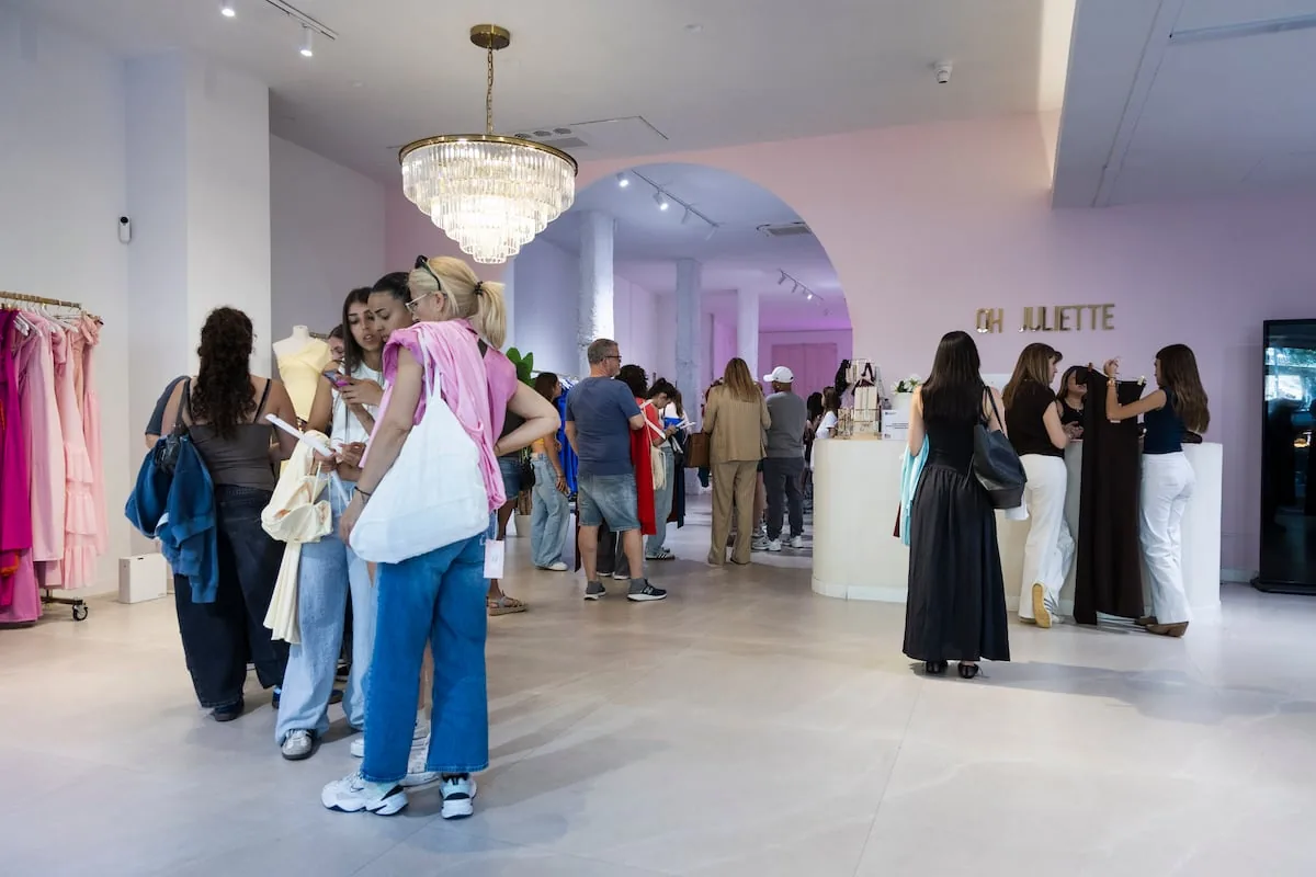 The "prom" phenomenon lands in Barcelona: hours-long lines for a graduation dress