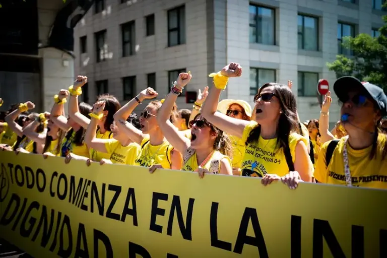 Early childhood educators take to the streets of Madrid for their labor dignity: "They talk a lot about mental health and have us overwhelmed"