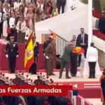 Se rompre la cuerda de la bandera de España durante el izado en el desfile del Día de las Fuerzas Armadas