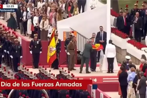Se rompre la cuerda de la bandera de España durante el izado en el desfile del Día de las Fuerzas Armadas