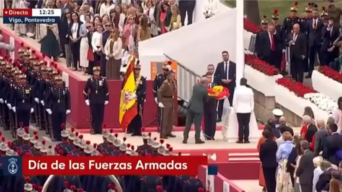 Se rompre la cuerda de la bandera de España durante el izado en el desfile del Día de las Fuerzas Armadas