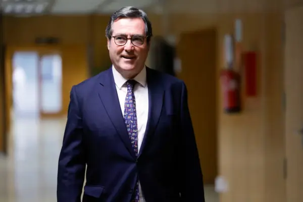 The employers' association returns to negotiations to reform severance pay and insists on its rejection of increasing it
