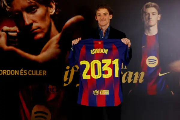 El Barcelona hace oficial el fichaje de Anthony Gordon con ocho horas de retraso por problemas burocráticos