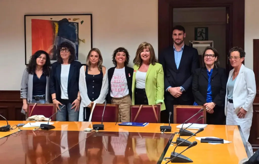 La presidenta de Plataforma Trans, Mar Cambrollé con representantes de PSOE, Sumar, Podemos, ERC, BNG, Bildu en el Congreso