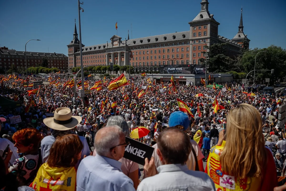 A march supported by the PP and Vox gathers thousands of people in Madrid against Sánchez's "corrupt government"