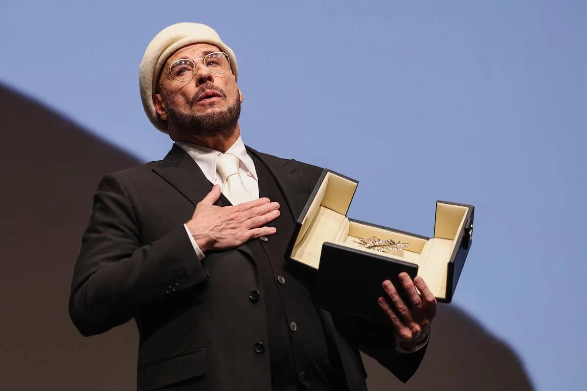 El Festival de Cannes entrega por sorpresa una Palma de Oro de honor a John Travolta: “Es más que un Oscar”